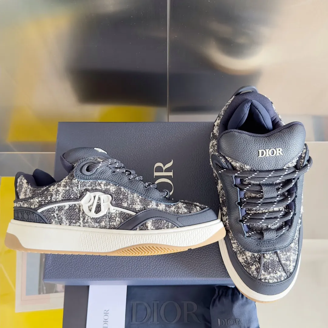 [DIOR] P: 820💰 Men's 39-44. (Male 38. 45. Customized) Dior Dior B9S series top version bread shoes casual sports shoes skate shoes original purchase development and production This new B9S skateboard sneakers are inspired by skateboarding and Dior's high-order spirit. Crafted from navy blue cotton tweed, the classic cannage pattern is reinterpreted with grained calfskin details in homage to Dior's savoir-faire. Padded tongue and technical fabric leg provide ideal comfort. Iconic details abound throughout the design, such as the Dior signature on the heel and tongue, cannage-patterned panels, and the rubber Dior Charm signature on the side inspired by the Dior logo. The rubber soles engraved with Oblique printing with a gradient effect are more refined and can add a high-end temperament to various looks. Exquisite packaging at the delivery counter🛍📦 ▪️Fabric: Original customized first-layer cowhide + tweed ▪️Inner lining: Customized breathable lining ▪️Outsole: Original open-molded anti-slip TPU material ▪️Sole thickness: 3.5CM.